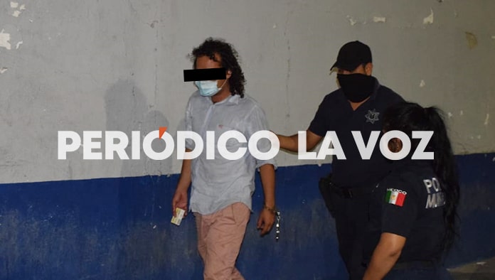El hombre fue detenido al exterior de la Cruz Roja.