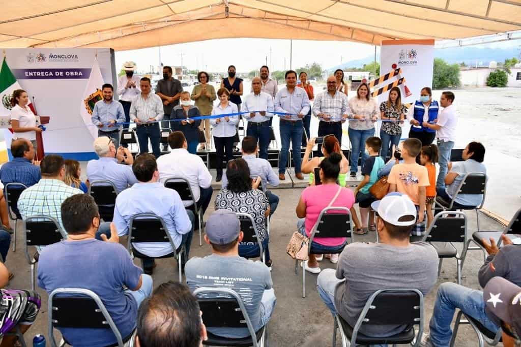 El alcalde Mario Dávila, hizo entrega de la obra, a nombre de todos los funcionarios públicos, y de la presidenta del DIF Municipal, y personal a su cargo, de los que dijo, están en la presidencia municipal para servir a los ciudadanos.