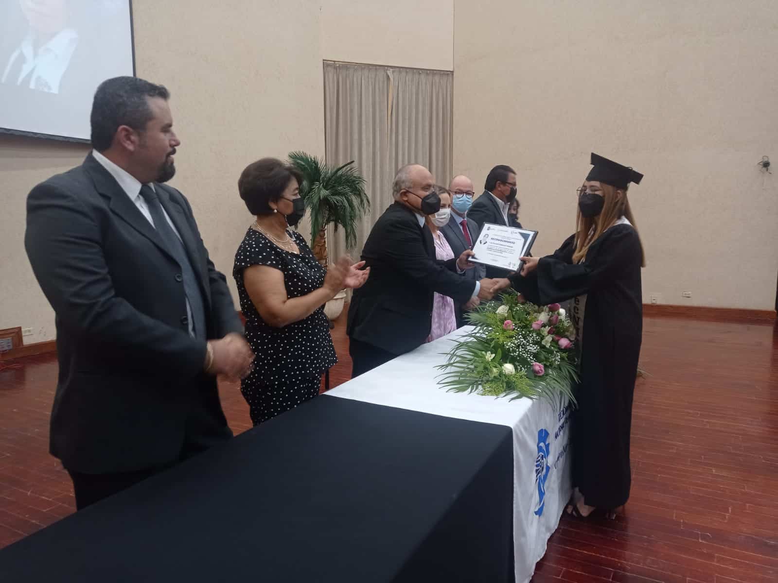 Autoridades hicieron entrega de reconocimientos a los mejores promedios.