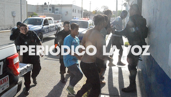 Cinco venezolanos intentaron ingresar por la fuerza al Instituto Nacional de Migración, por lo que fueron detenidos.