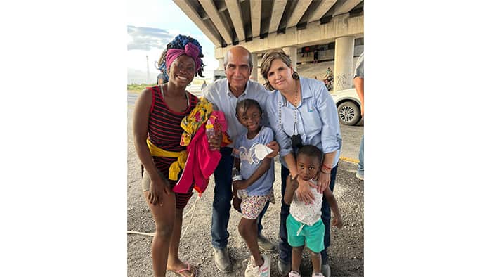 “La sensación de brindar ayuda y atención a quien lo necesita te da satisfacción y hasta duermes bien”, dijo ayer el Alcalde Mario Dávila tras destacar que el municipio seguirá apoyando a migrantes que pasen por Monclova.