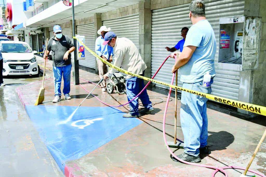 El municipio a través de la dirección del Centro Histórico, comenzó a limpiar las banquetas frente a los establecimientos comerciales, bajo el compromiso que los comerciantes, deberán hacer lo mismo día tras día.