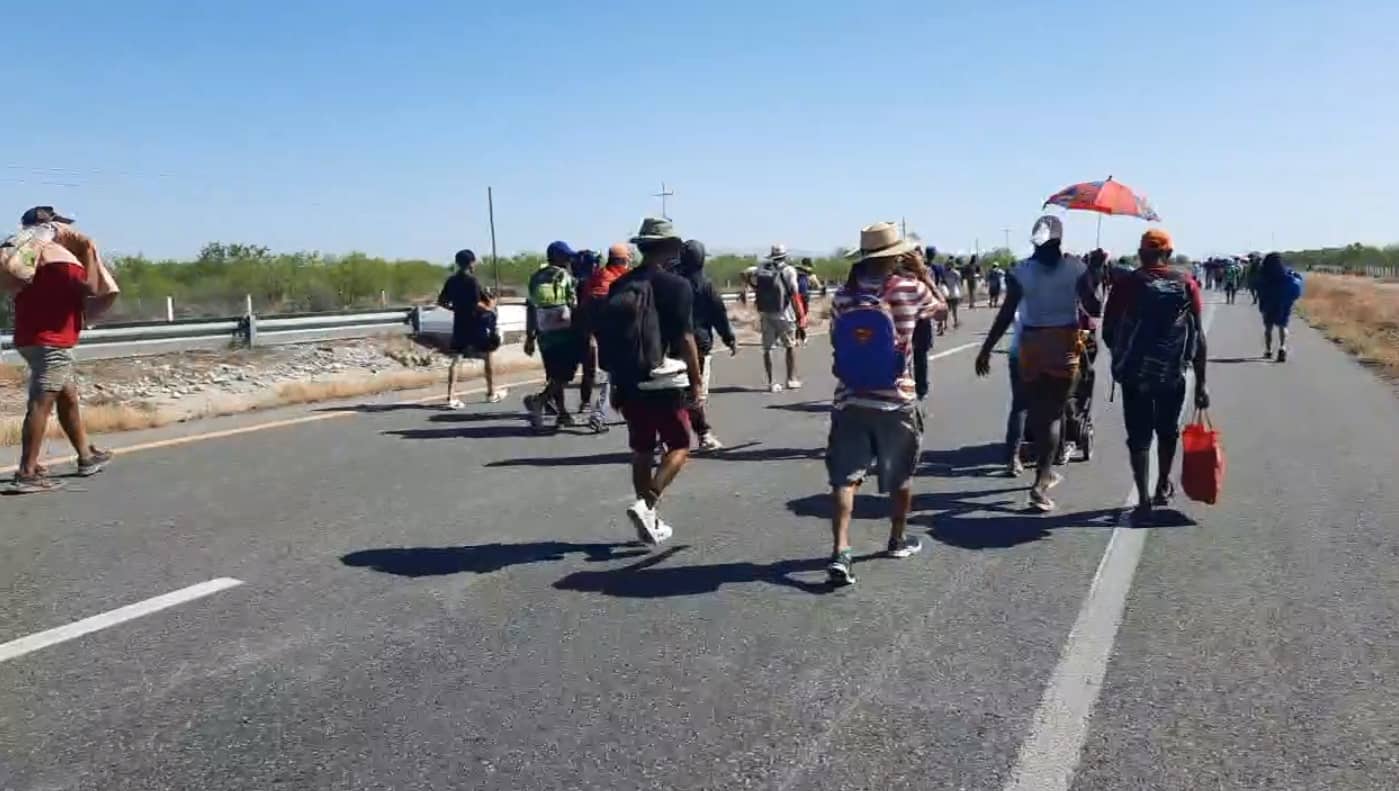 Intentan migrantes bloquear carretera