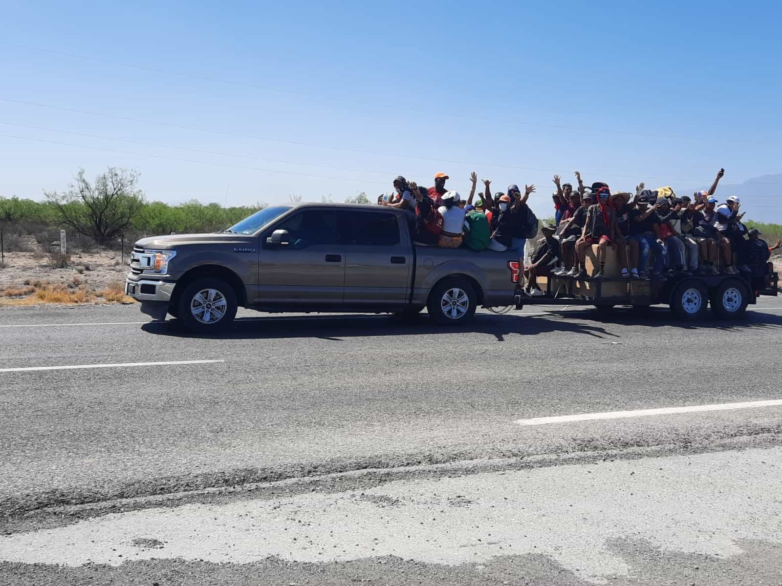 Intentan migrantes bloquear carretera