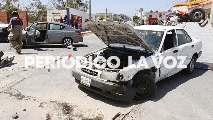 Destroza “seño” carros y barda