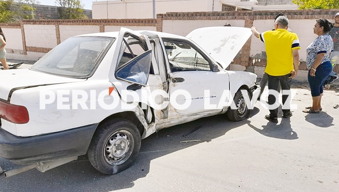 Destroza “seño” carros y barda