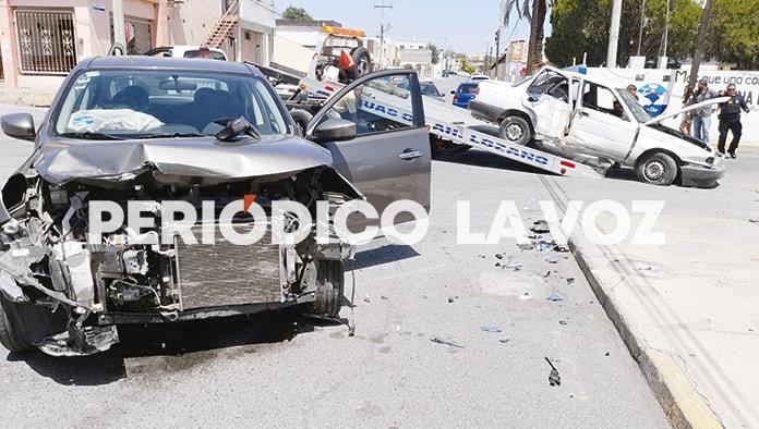 Destroza “seño” carros y barda