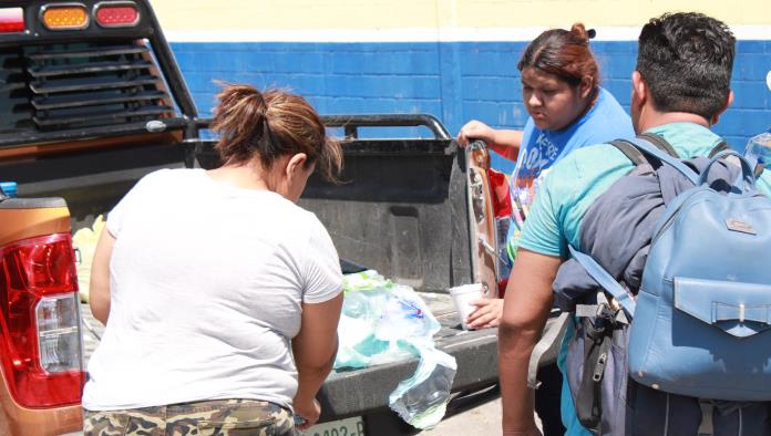 Ofrecen comida y agua a migrantes