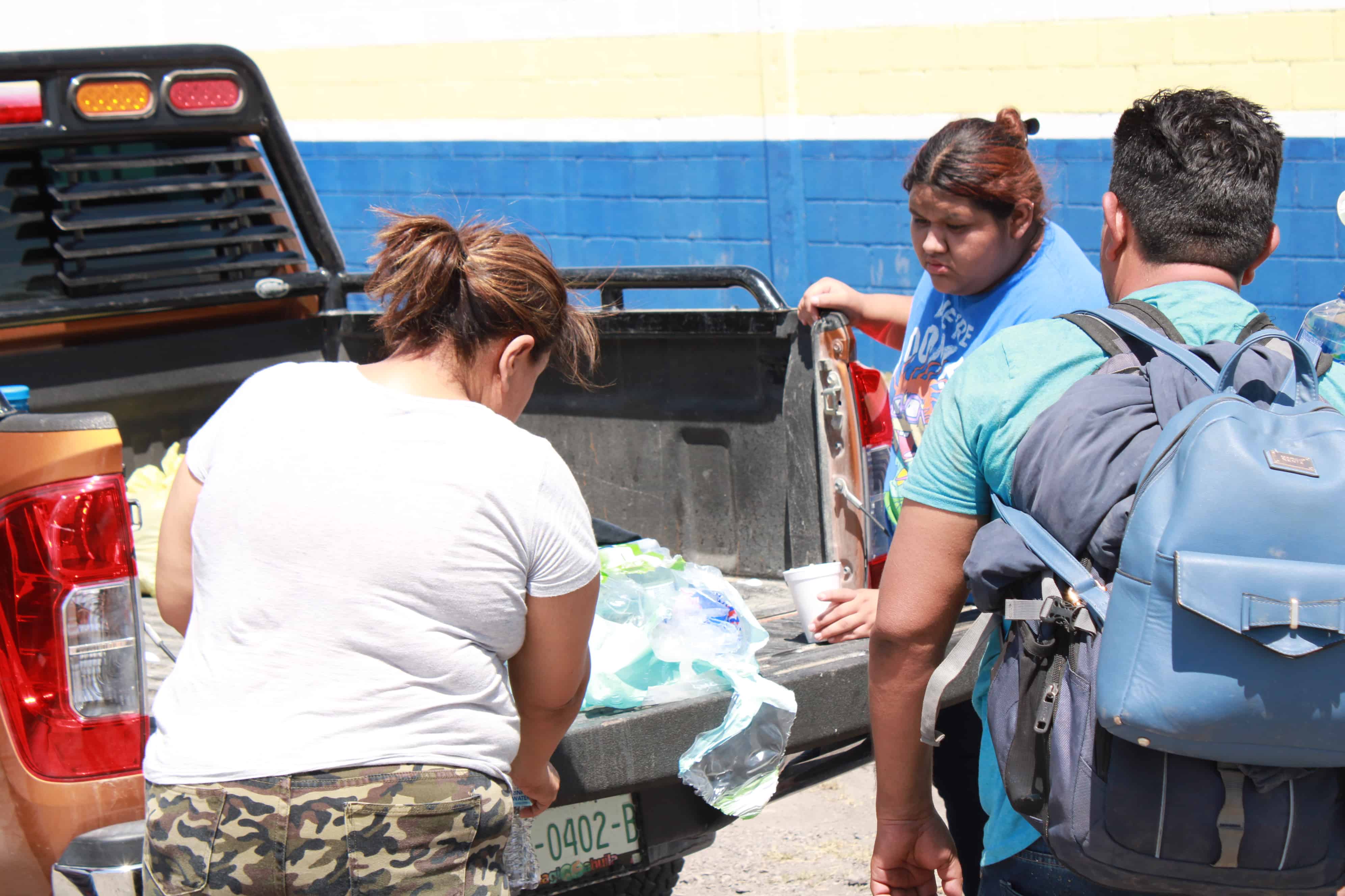 Ofrecen comida y agua a migrantes