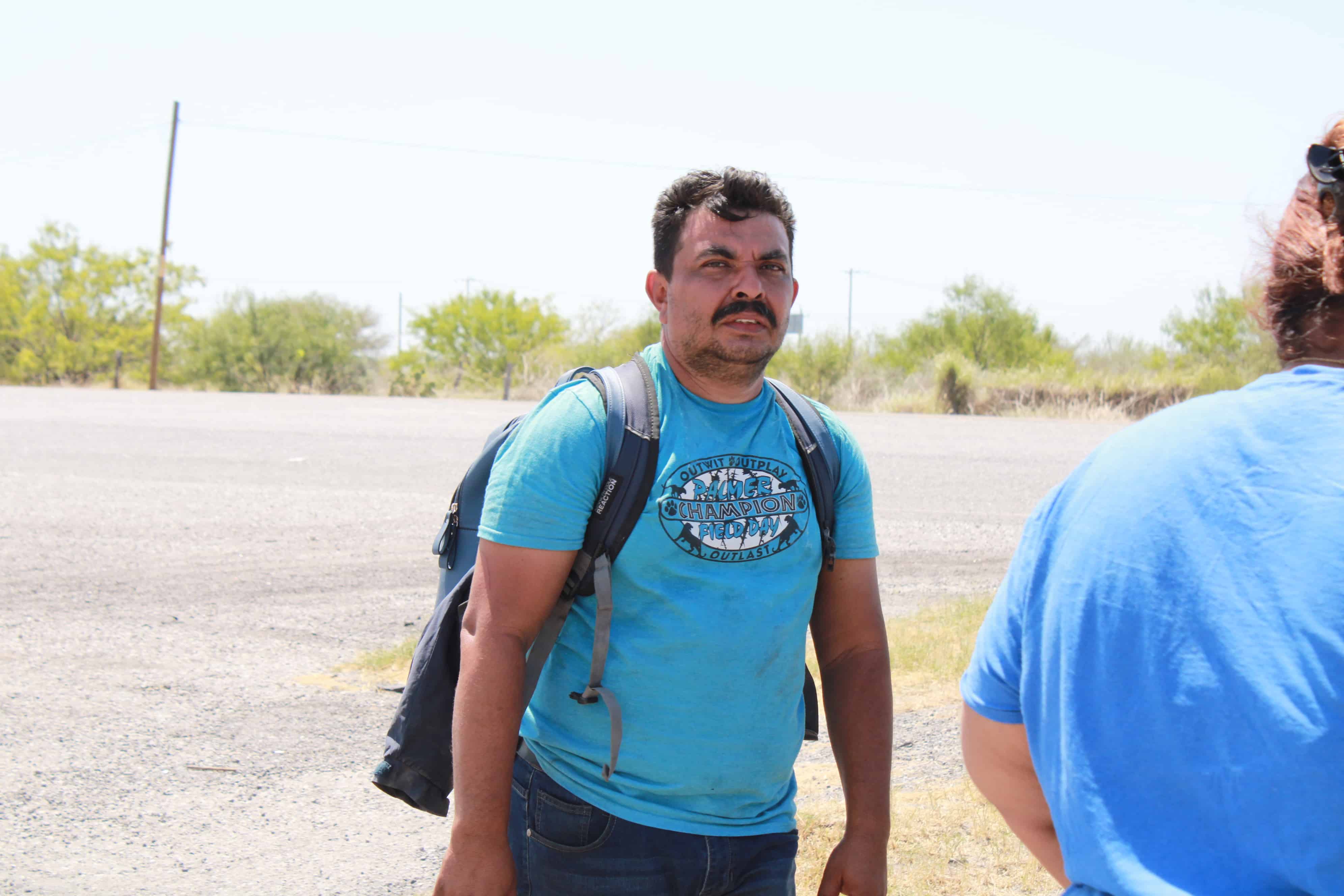 Ofrecen comida y agua a migrantes