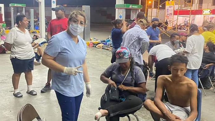 Enfermeras se dieron a la tarea de curar los pies de los migrantes.