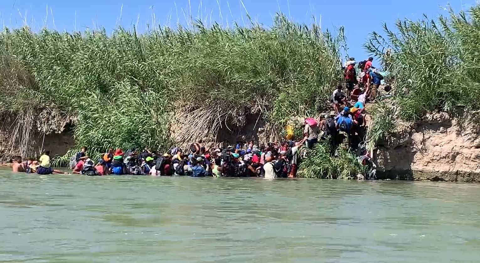 Invaden Piedras 7 mil migrantes