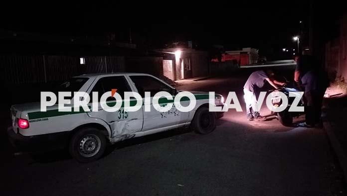 Se atraviesa motociclista y se la parten