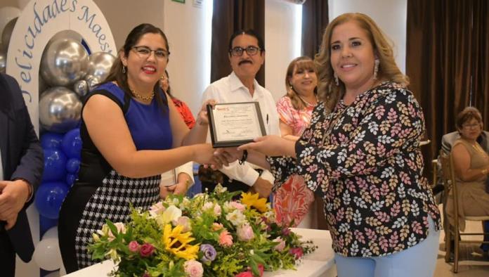 Reconocen a docentes de la zona escolar 415