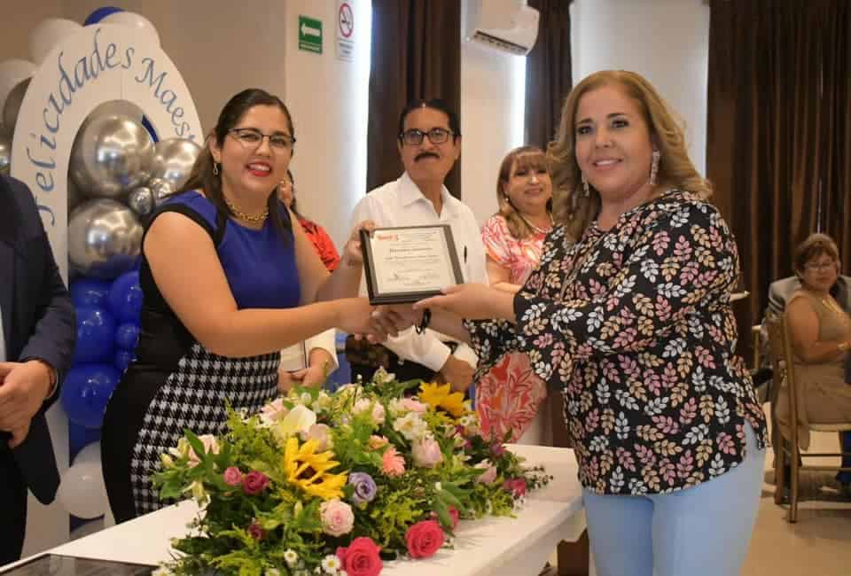 Reconocen a docentes de la zona escolar 415