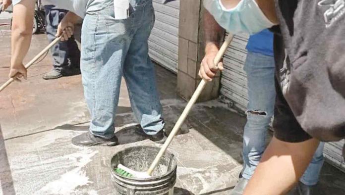 Limpian banquetas; Avanza Centro Histórico