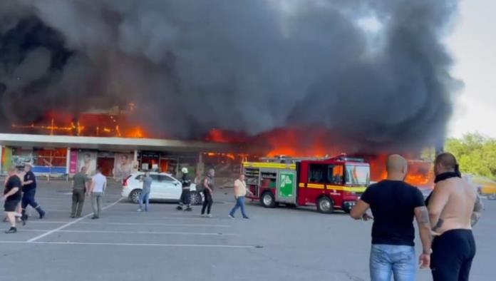 Rusia lanza misil contra centro comercial ucraniano; hay dos muertos