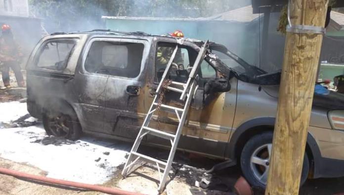 Debido a un corto circuito voraz incendio consume auto