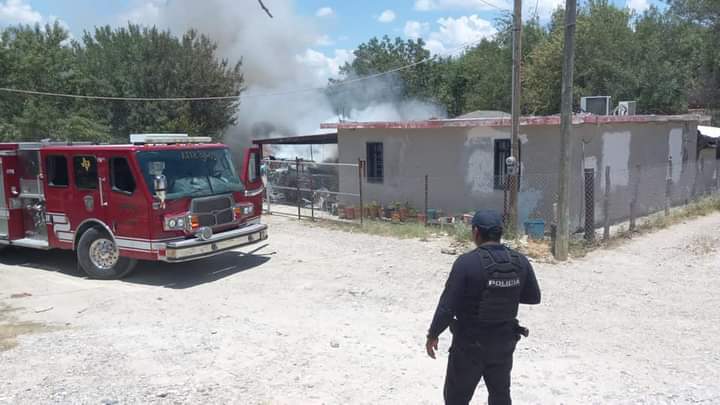 Debido a un corto circuito voraz incendio consume auto