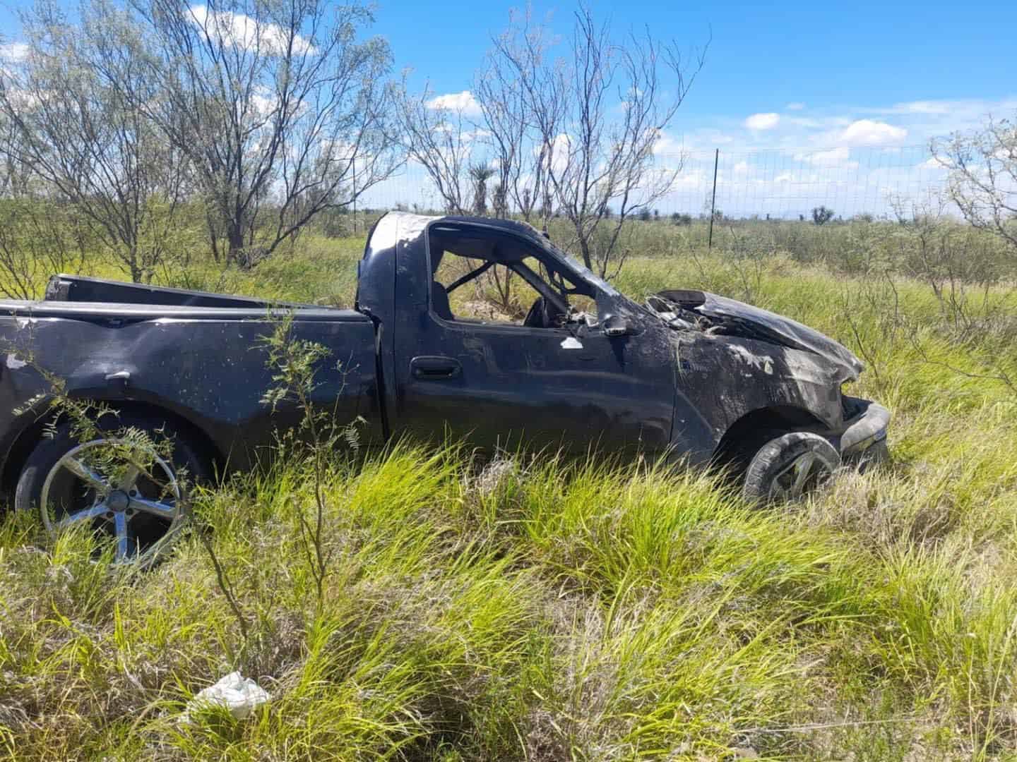 Joven muere en volcadura.
