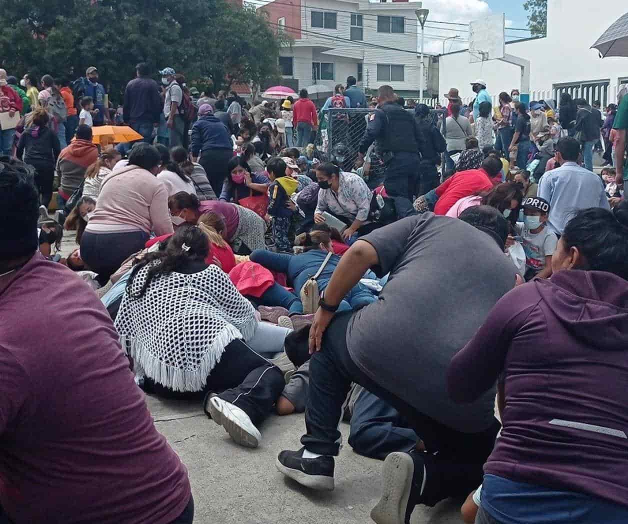 Balean a hombre y niño en fila de vacunación en Puebla