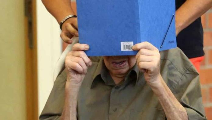 Condenan a prisión a hombre de 101 años; Fue guardia en campo de concentración