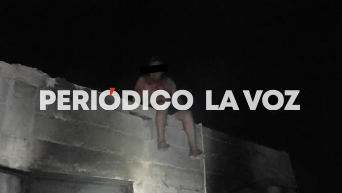 El hombre amenazaba con lanzarse del techo del domicilio en llamas.