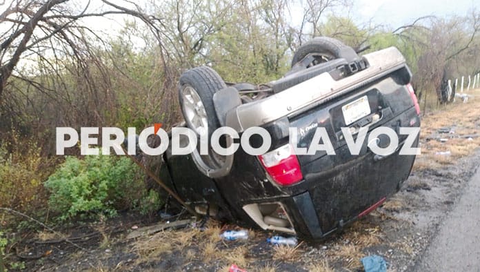 Dos personas lesionadas y daños cuantiosos fue el resultado de la volcadura.