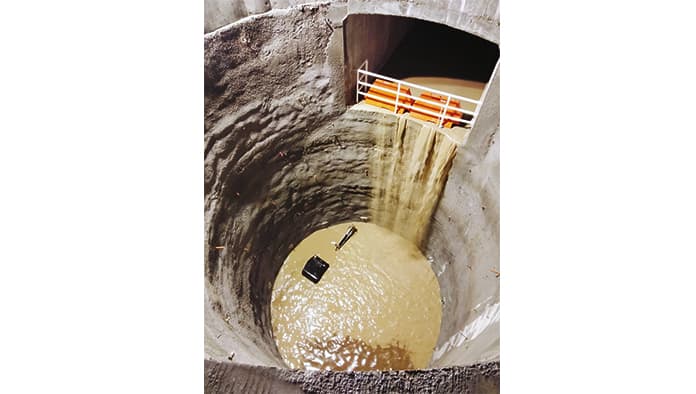 Una de las lumbreras que se construye en Pasta de Conchos se inundó por las lluvias del lunes, y la maquinaria que se utiliza en la obra quedó atrapada entre agua y lodo.