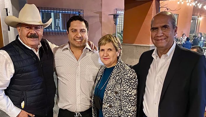 Julión Álvarez estuvo en una fiesta privada de un empresario local y ahí charló con el Alcalde Mario Dávila, con quien incluso se “echó un palomazo” y cantaron juntos.