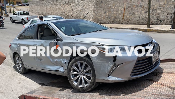 Una camioneta fantasma golpeó a un Toyota Camry, huyendo de inmediato del lugar.