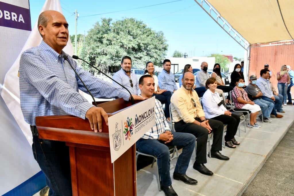 Una de las principales obligaciones que tienen las administraciones municipales, es llevar obras y beneficios a los ciudadanos, y los funcionarios públicos estamos a su servicio, dijo el alcalde en su mensaje a los ciudadanos.
