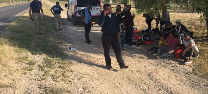 Elementos de Protección Civil y Bomberos del municipio de Zaragoza auxiliaron a un gran grupo de migrantes cubanos, los cuales se encontraban caminando y llevaban un par de días sobre la carretera 57, los cuales estaban deshidratados.
