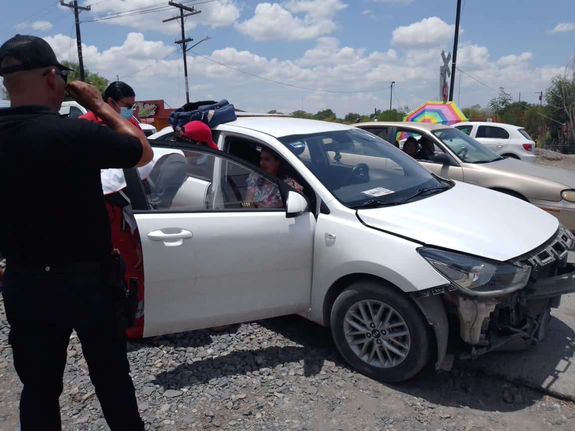 Tren choca contra automóvil.