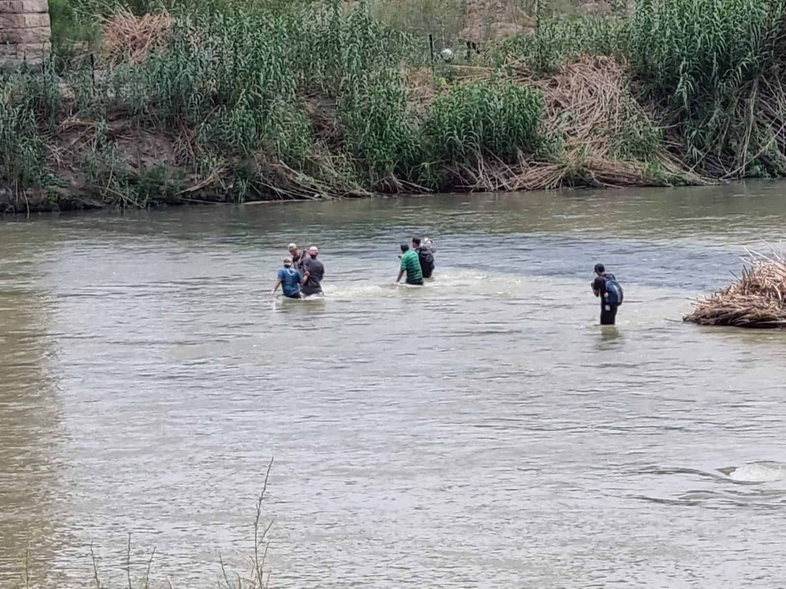 7 migrantes cruzaron el río a pocos minutos de que llegara el gobernador de Texas a supervisar el área.