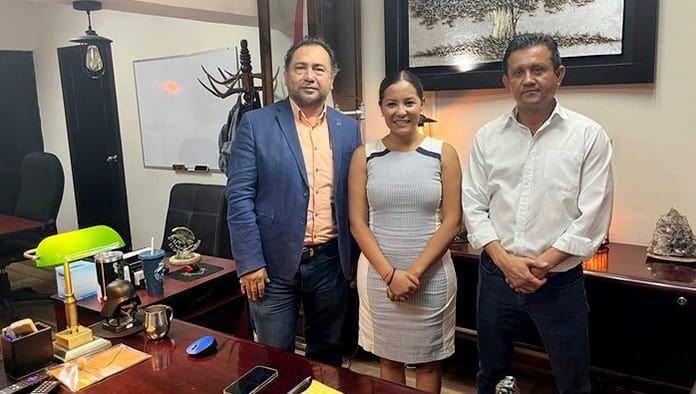 El equipo formado por la regidora de Salud, Edith Hernández Sillas, el director de Seguridad Pública, Raúl Alcocer y el director de Deportes, trabajan en la cancha de la colonia Las Flores.