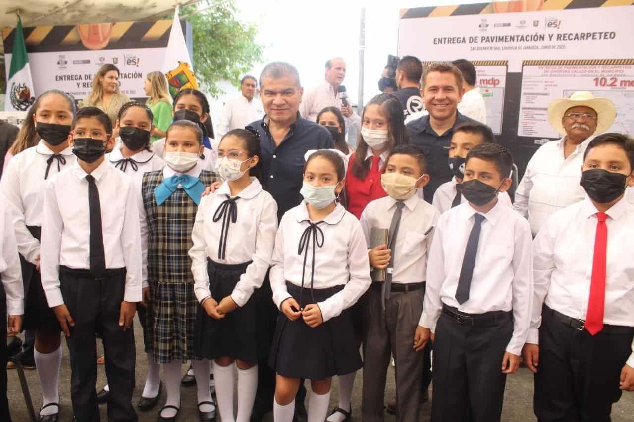 Al final se tomaron la foto del recuerdo con el Gobernador Miguel Riquelme Solís.