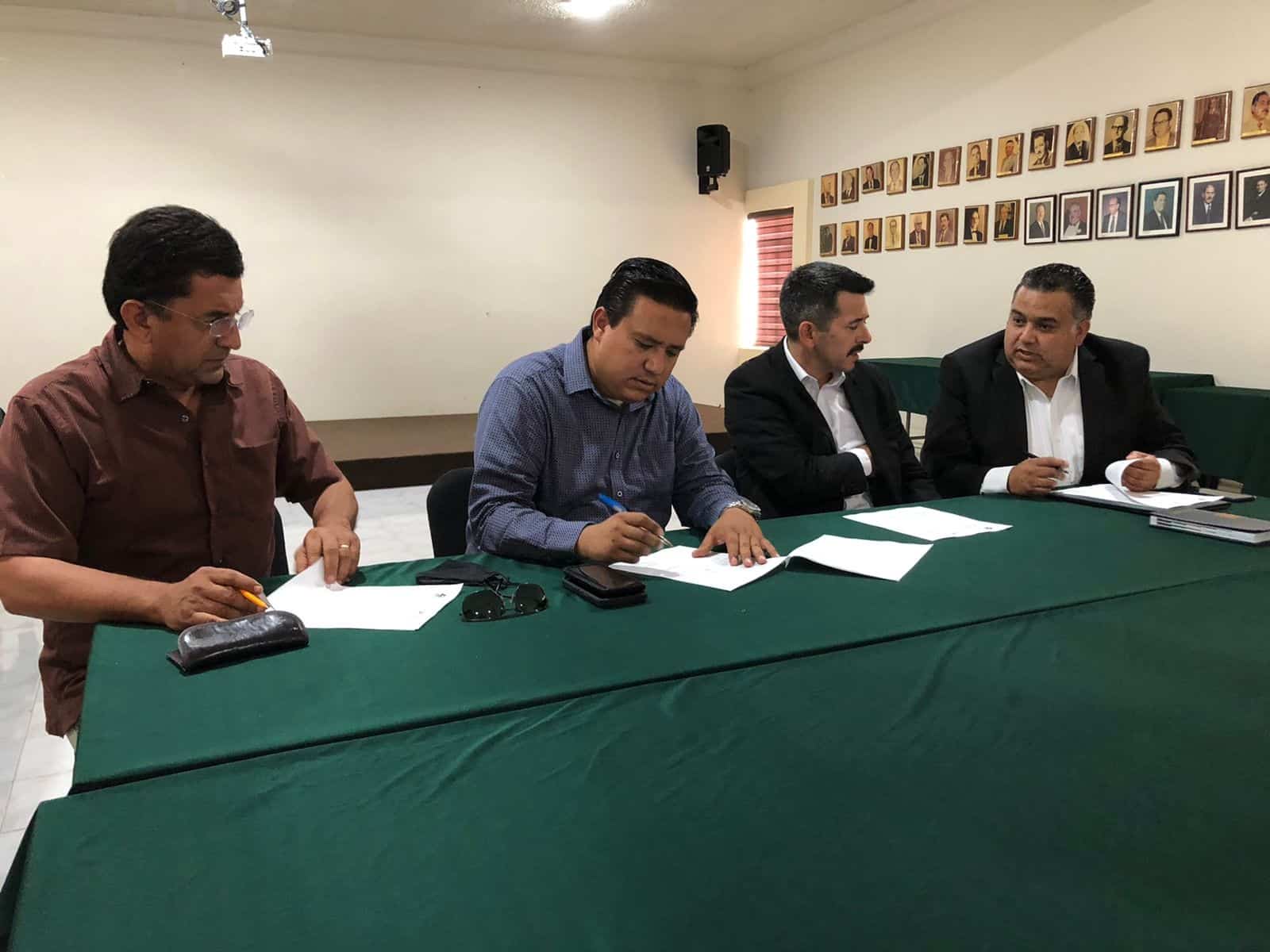Gregorio Garza Balli, Presidente de la Cámara y representantes de La CFE en la firma del convenio.