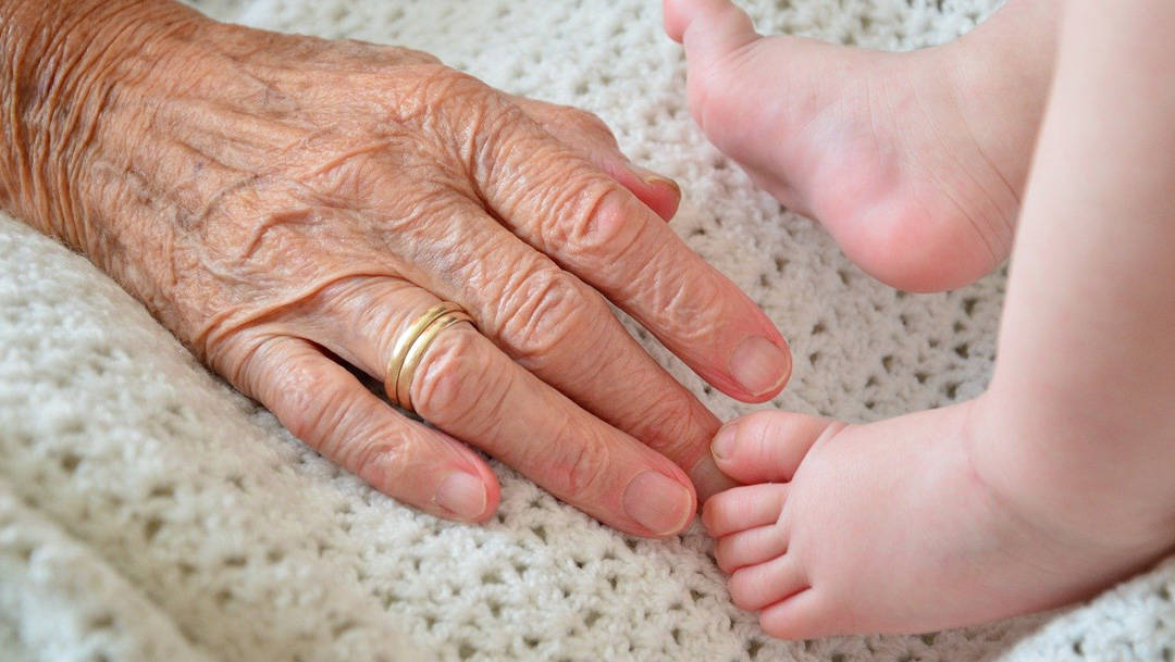 “No soy guardería”: abuelita cobra 15 dólares a su hija por cuidar al nieto