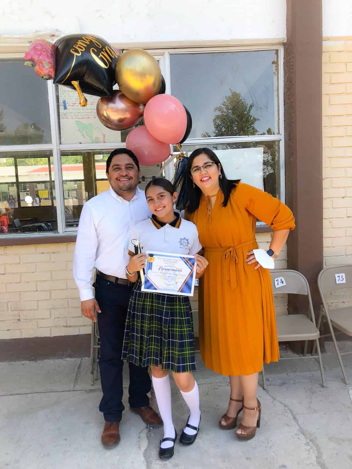 Felicita Pily Valenzuela a generación graduada