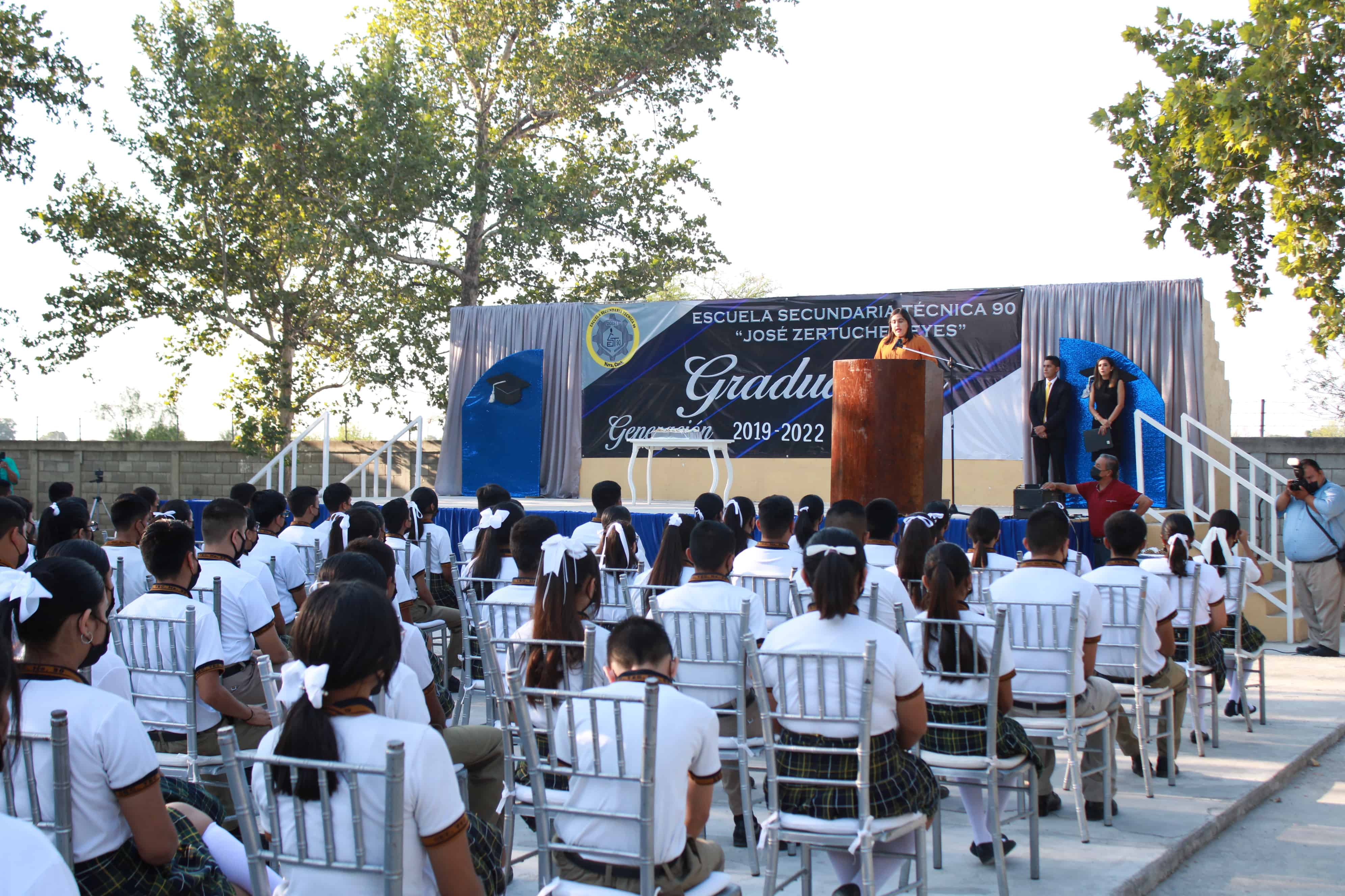 Felicita Pily Valenzuela a generación graduada