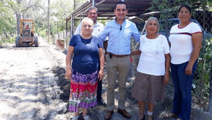 Arranca Pepe Díaz rehabilitaciones de calles de terracería
