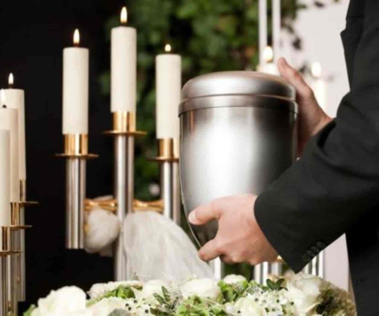 Mujer lanza las cenizas de su suegra al rio porque su pareja e fue infiel