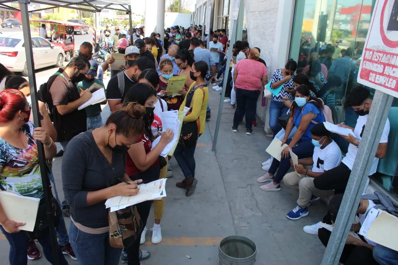 Acuden cientos de personas a dejar su solicitud para la empresa APTIV.