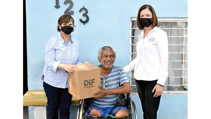 La doctora Leticia Carrillo de Dávila, en recorrido entregando despensas del Programa estatal AMA que maneja el DIF Coahuila.