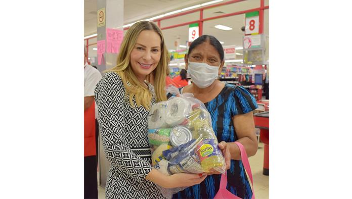 Entrega Cristina ayuda a adultos mayores