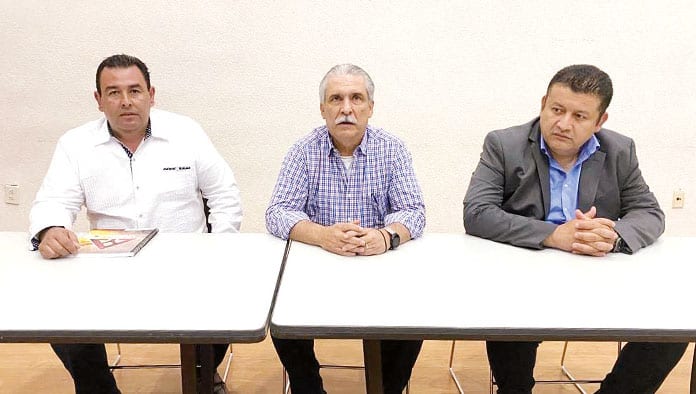 El director de la Facultad de Jurisprudencia, Alfonso Yañez Arreola, junto con funcionarios administrativos de la Facultad de Jurisprudencia, dieron a conocer detalles para el registro de los aspirantes.