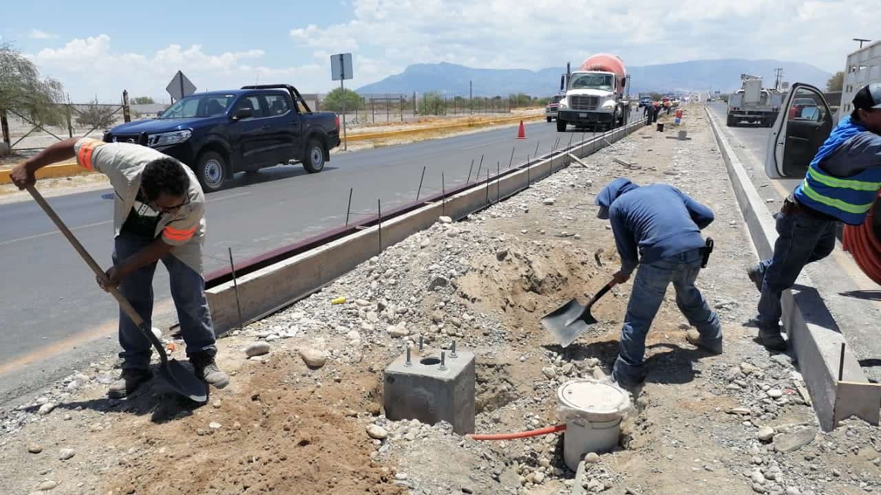 Supervisa los trabajos para cumplir con el objetivo de electrificar el tramo del Libramiento Salinas de Gortari y la carretera 30.