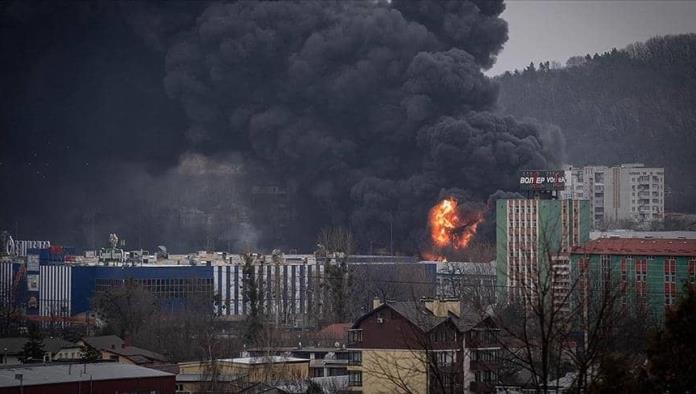 Misil ruso golpea edificio residencial ucraniano; Hay 17 civiles muertos