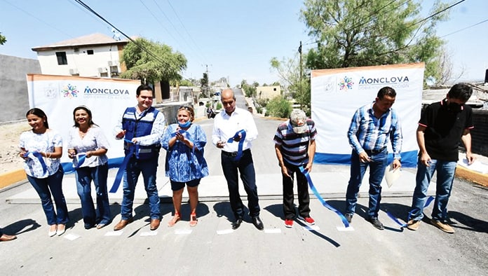 Con el corte del tradicional listón se hizo la entrega de cuatro cuadras pavimentadas, a los habitantes de la calle Dolores de la ampliación Hipódromo.